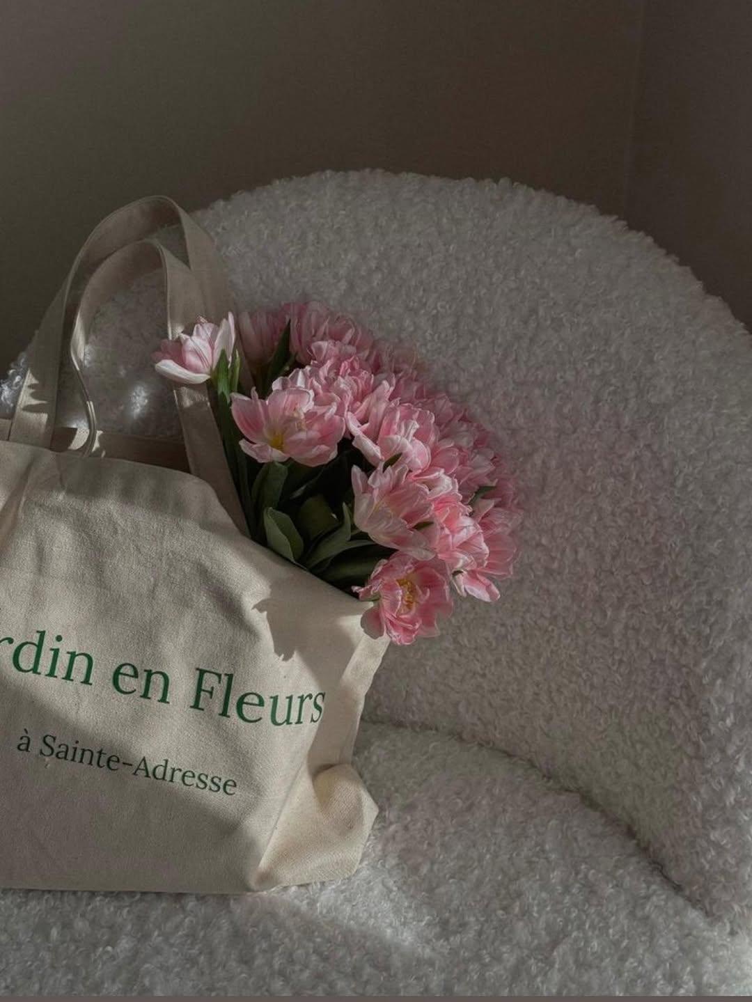 The Essential Tote: Your Autumn Companion.