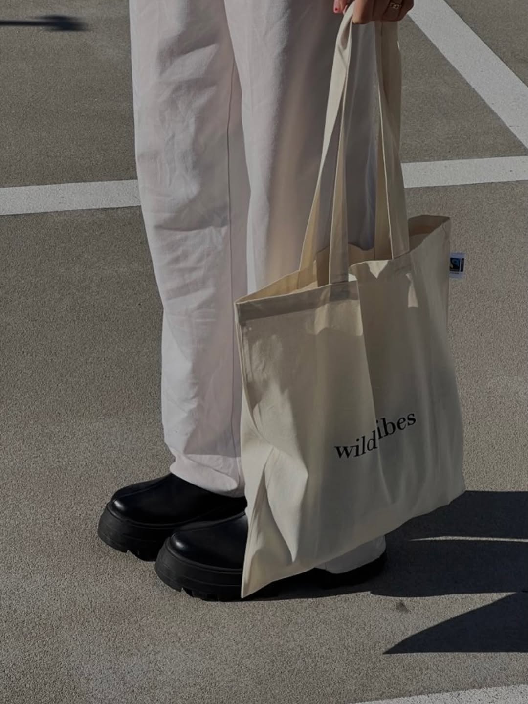 Raw Textures: The Elegance of Leather & Canvas.