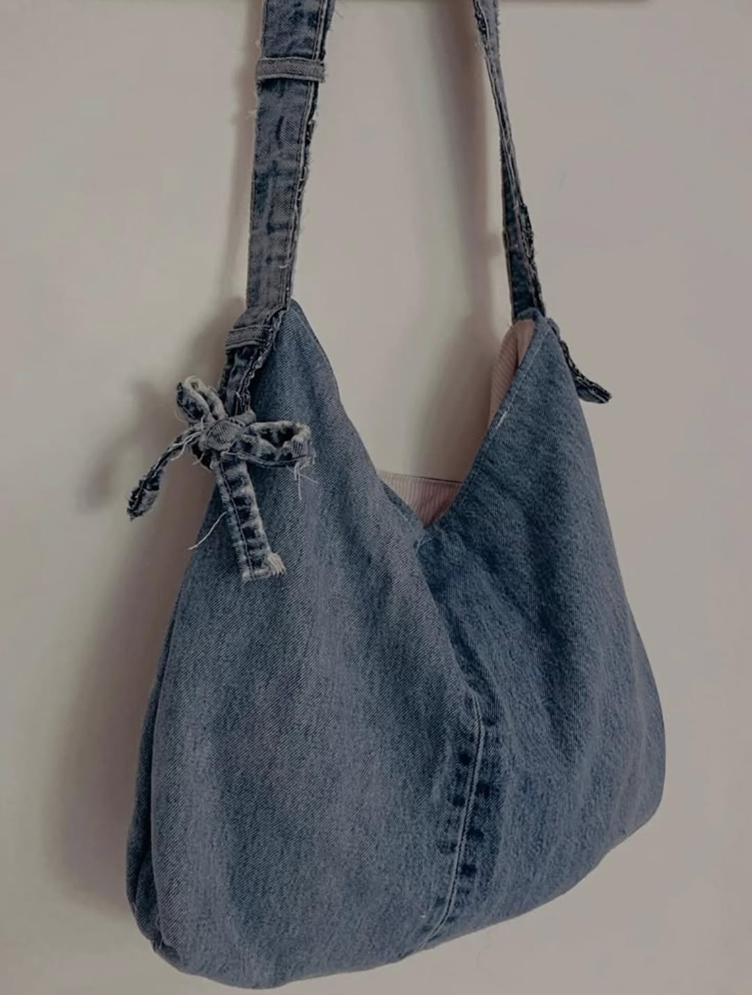 The Essential Tote: Your Autumn Companion.